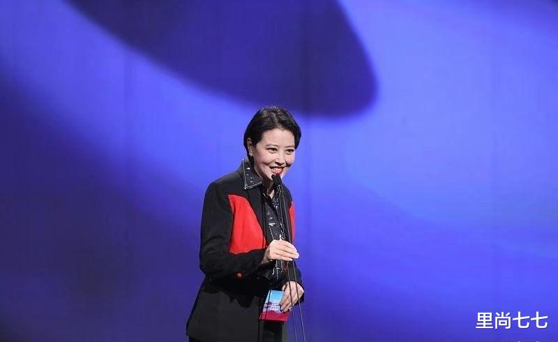 利物浦 周海媚老得太真实，剪奶奶款短发变酷girl，身材胖出年龄感挺实在