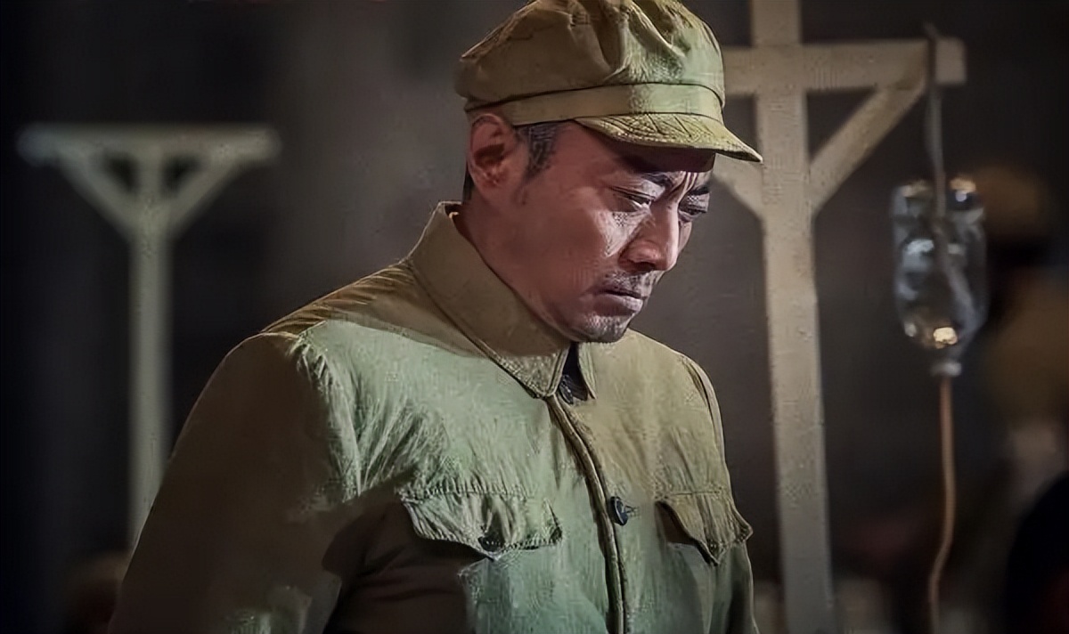 张涵予|金鸡奖张涵予穿破洞袜好节俭，大奖结束跟吴京吃海鲜抽雪茄好奢华