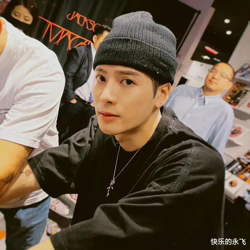 王嘉尔|王嘉尔发文,粉丝帮忙解读,拒绝做第二个李易峰,还是值得相信的。