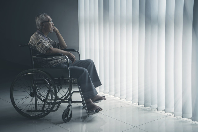 79岁老人自诉：住养老院一年，每天都很痛苦，我快要崩溃了.