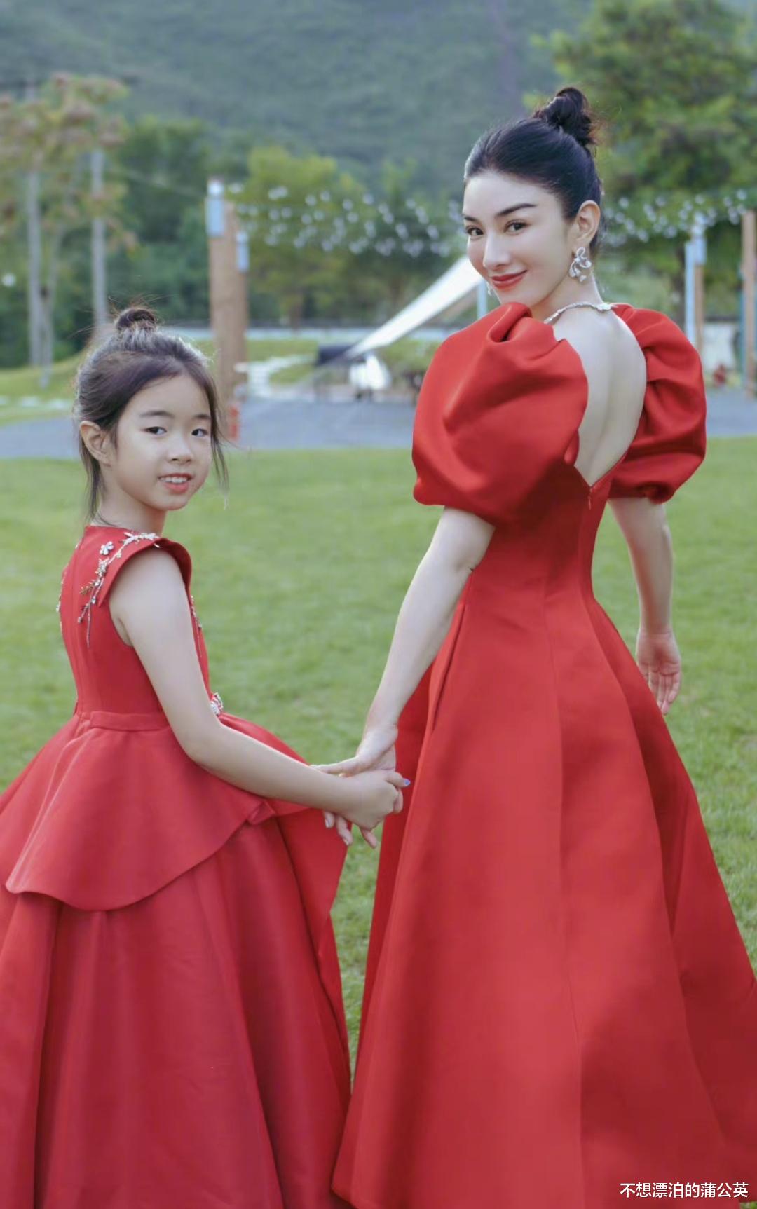 黄奕|黄奕为女儿庆生，公主裙+丸子头打扮像20岁，10岁黄芊玲不如妈妈美貌