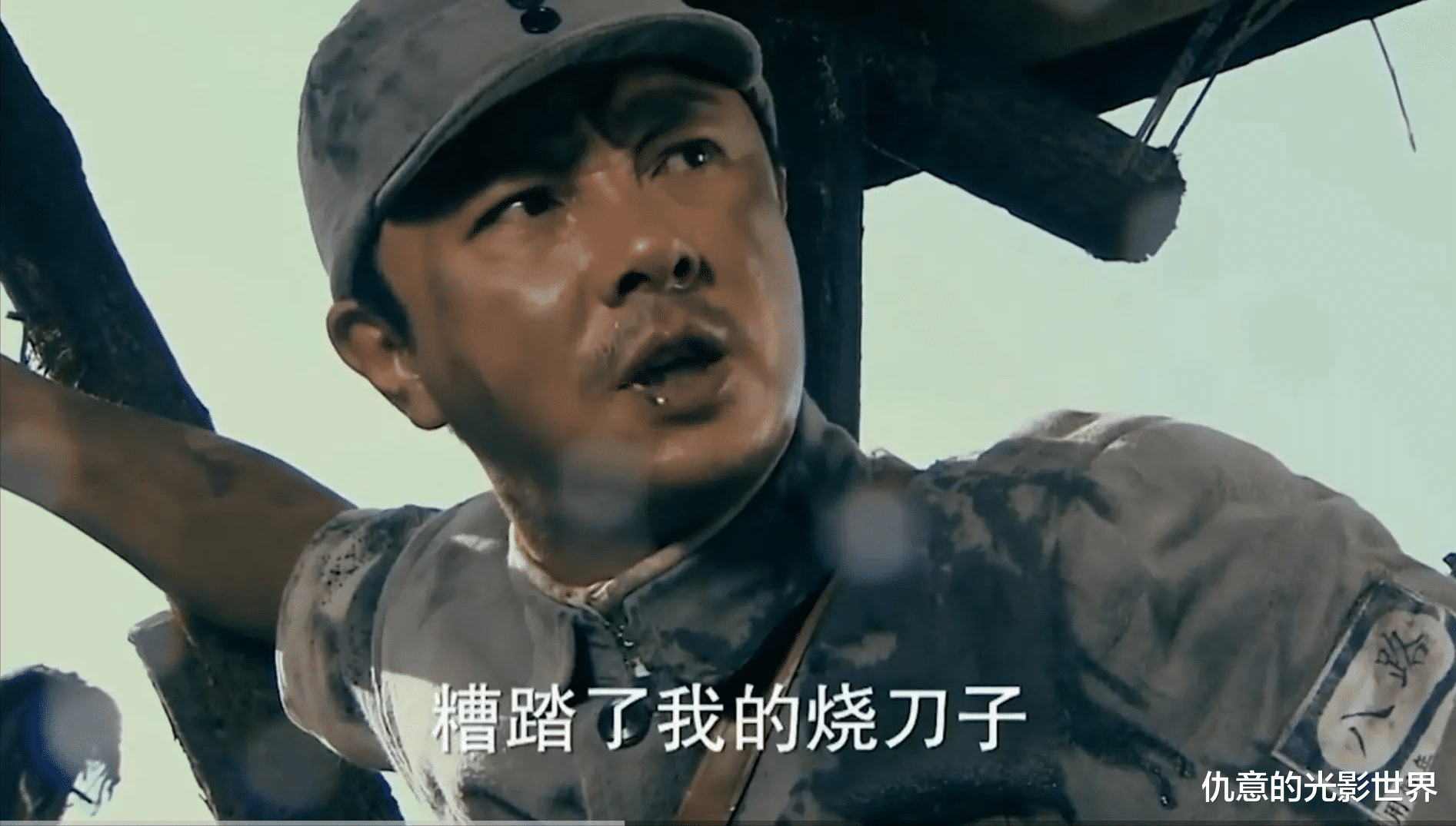 鸡蛋|抗日神剧名场面：旗袍女一打三、战场喝咖啡、穿粉缎棉袄野外伏击