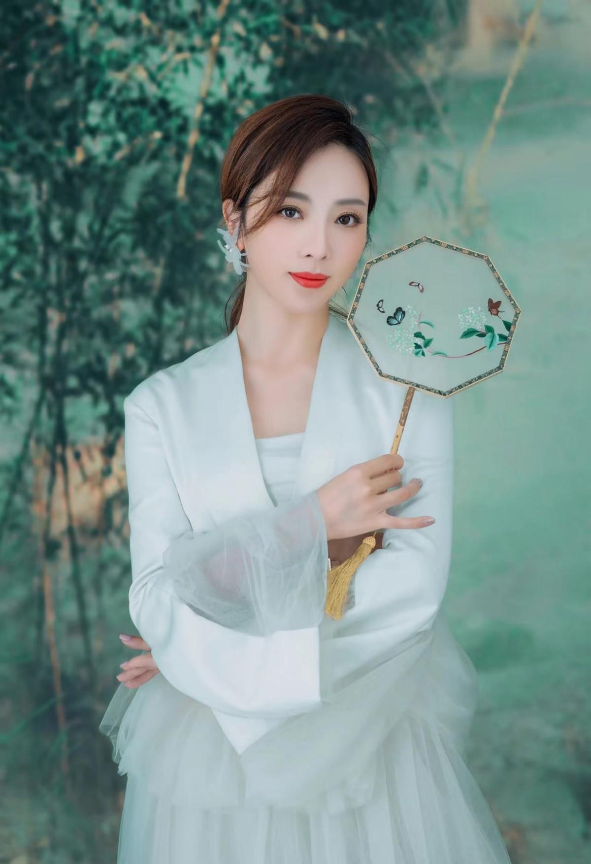 李思思|央视主持人李思思罕见现身,白到发光气质佳,大方分享宝妈经验