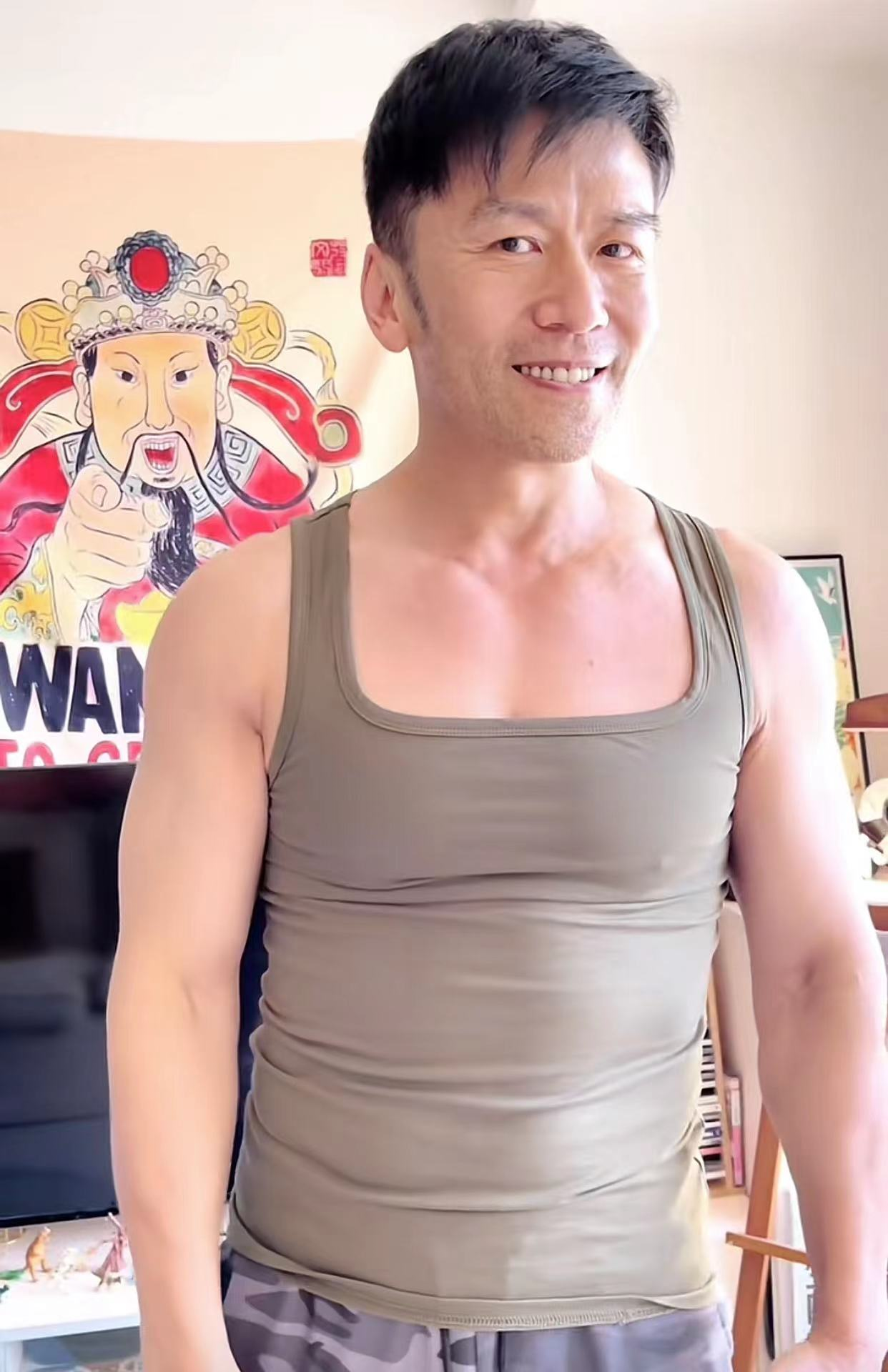 唐文龙|52岁唐文龙疑与内地女友同居！在北京租公寓，装修朴素挂巨幅财神