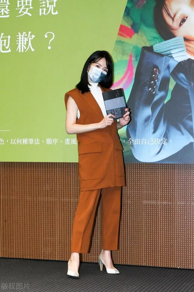 林依晨|39岁林依晨高调亮相产后身材火辣，针织背心配马甲，女人味十足