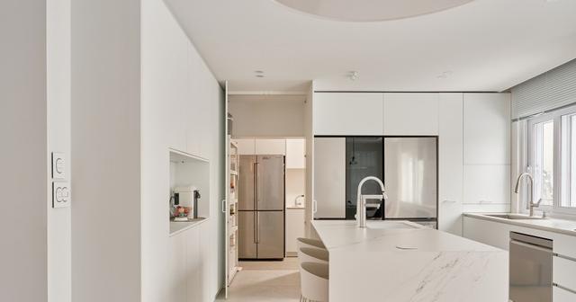 300自建房,挑高客厅全屋白色显极简,天井院子相当舒适!