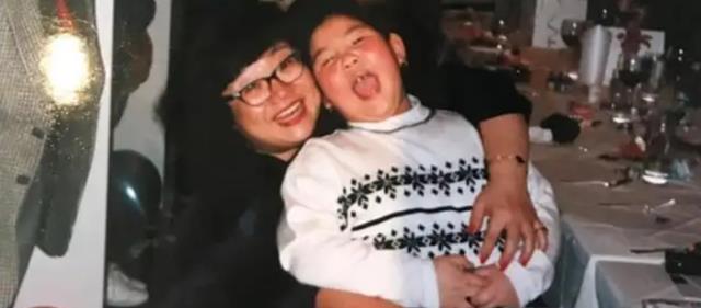 |35岁郑欣宜泪洒舞台，连摘两座奖杯，却直呼遭遇人生低谷