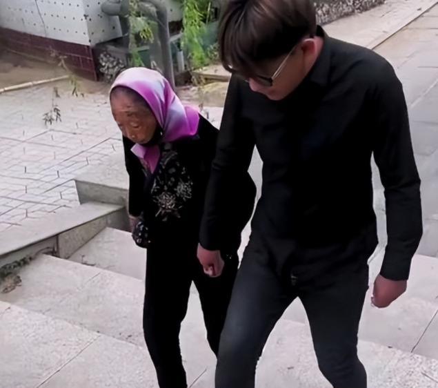 李玉成|马玉琴自称像提线木偶,身体一天不如一天,李玉成用板车推着她走