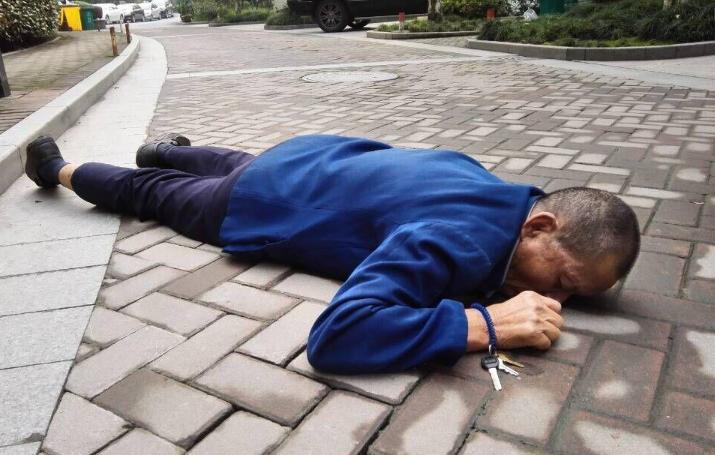 我的疑惑:为何摔倒后被扶起却诬陷对方的老年人,得不到惩罚呢?