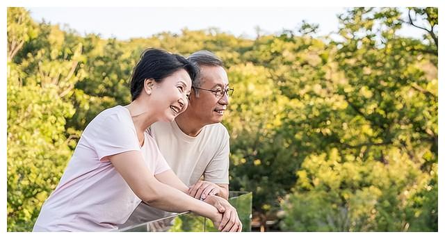 58岁大妈搭伙64岁大爷:白天看是夫妻,晚上其实是邻居