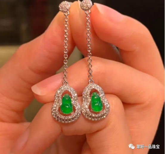 古钱币|翠轩一品-你知道圆脸、方脸怎么选翡翠耳饰吗?
