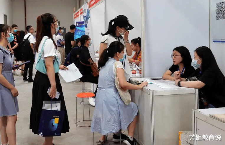 大学生|花几十万供孩子读大学，毕业后却只挣两千八？大学生现状引人深思