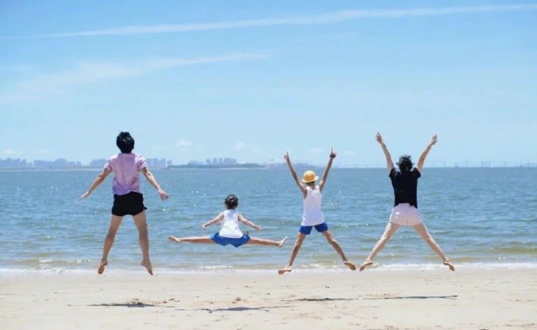 邓超|邓超孙俪夫妻合体现身女儿学校观看表演，中途两人歪头交谈很有爱