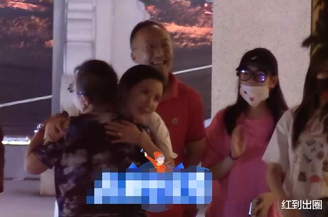 张萌|张萌和男友人耳语太亲密，穿超短裤露出大白腿，富豪老公就在旁边