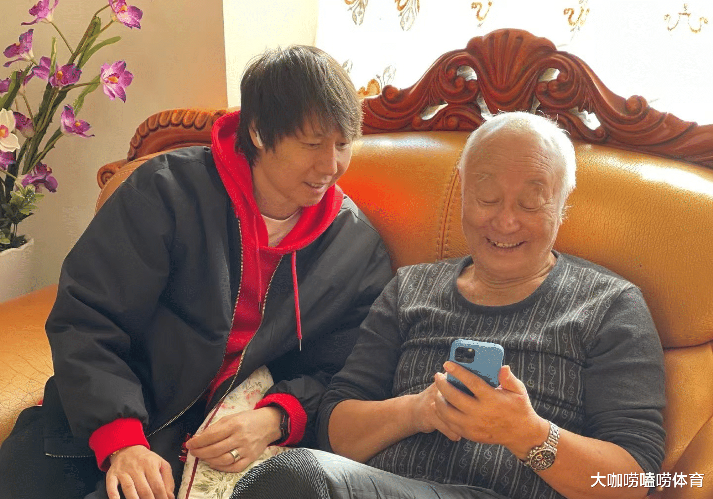 李铁|李铁去恩师家拜年，离开国足脱离苦海，红光满面+笑容灿烂+变胖了
