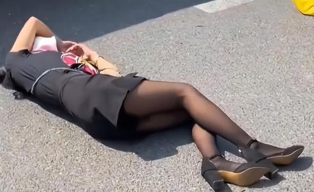回顾:武汉一女子逆行撞车,随后倒地不起;网友:别在地上摆pose