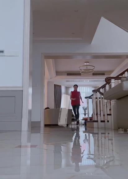 左小青妈妈的豪宅内景曝光,客厅面积大装修奢华,女儿在客厅表演