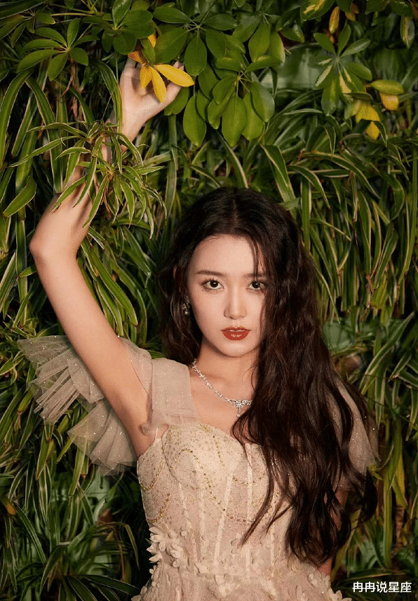 李宇春|金鸡奖：关晓彤礼服又没选对，金晨也太美了，李宇春穿了个啥