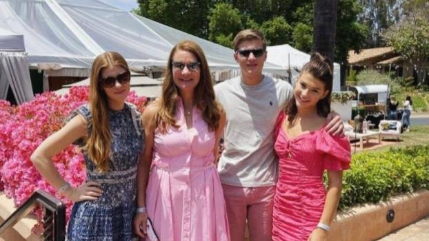 |比尔盖茨前妻新照！一袭印花裙同框长女，58岁准姥姥依然风韵犹存