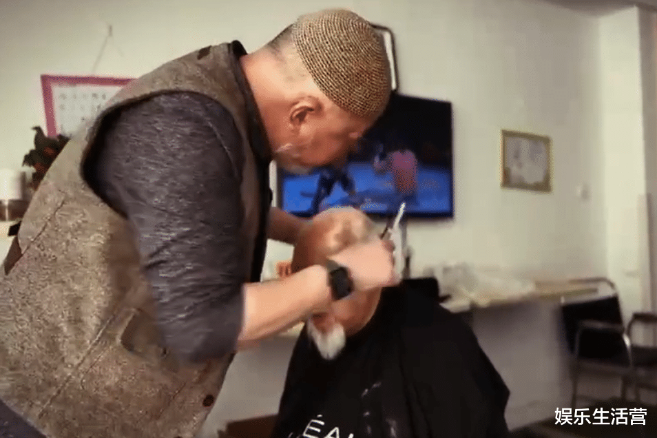 火风|60岁火风给父母理发,嘴对嘴亲吻引争议,网友:恶心,丢人现眼