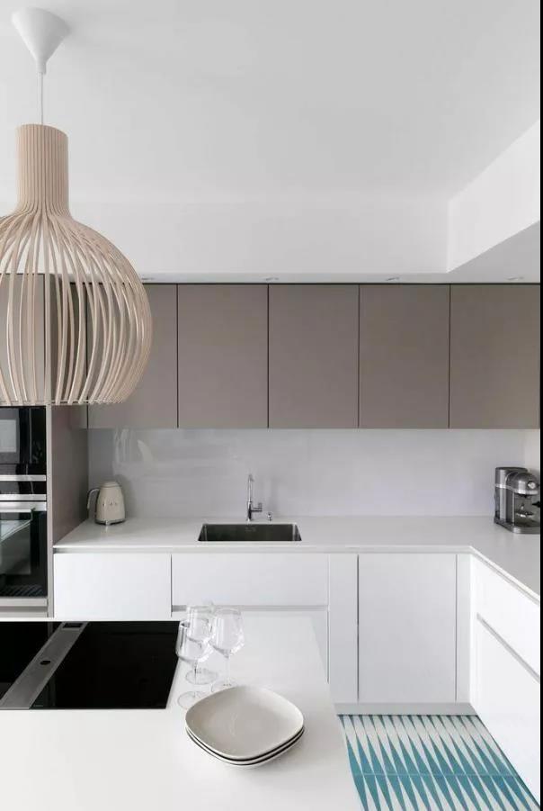 换掉你家老土的柜门把手吧，现在柜门流行这样装，高级省钱