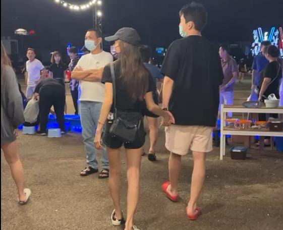 王大陆|蔡卓宜回马来西亚老家,王大陆陪同见未来岳父母,牵手同行感情好