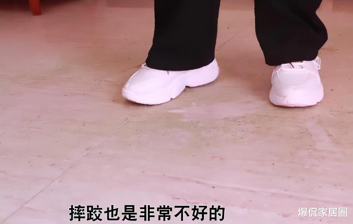 地板拖不干净还有“腥味”?老阿姨支招:不用洗衣粉,干净不留痕