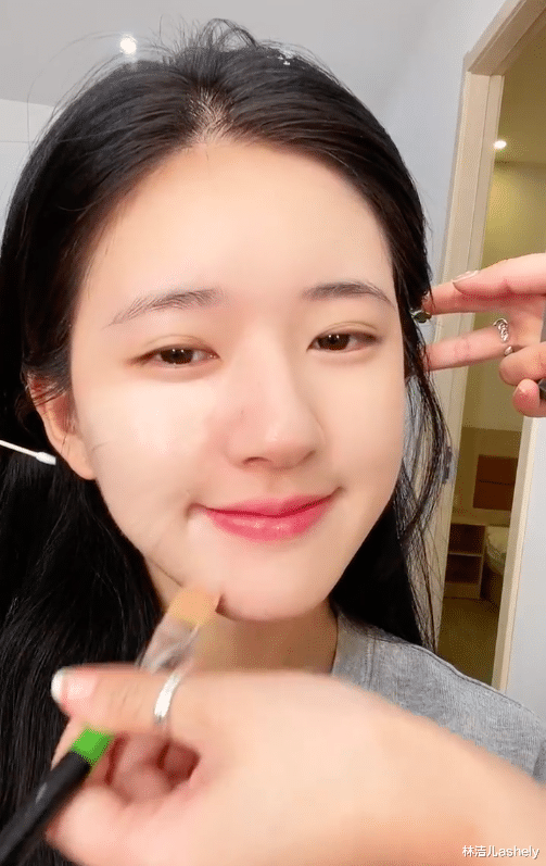 丝瓜 赵露思的“伪素颜妆”,瞬间变“磨皮脸”,没有同款颜你也能get