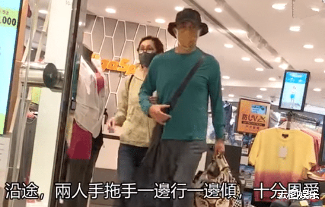 娱乐圈|刘青云夫妇手牵手逛街，两人身家上亿，郭蔼明一个包用几年接地气