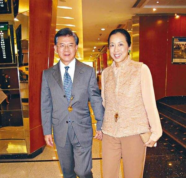 Big Bang|64岁朱玲玲与富豪老公牵手逛街,朱玲玲保养好气质不输儿媳郭晶晶