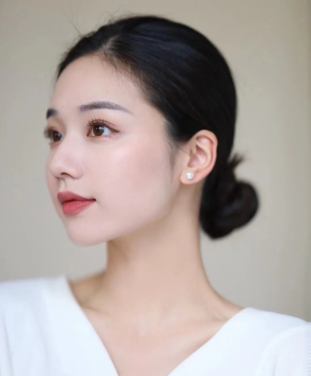 口红 建议40岁的女人，别涂前2种口红颜色，后2种更好看，显白显年轻