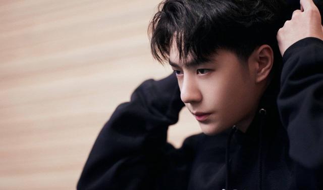 王一博|王一博更新动态，夜滑库存又一波，这次的屁股印太引人关注