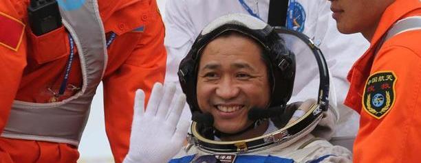 我国共13人上过太空,为何2位是航天英雄,其他是英雄航天员?