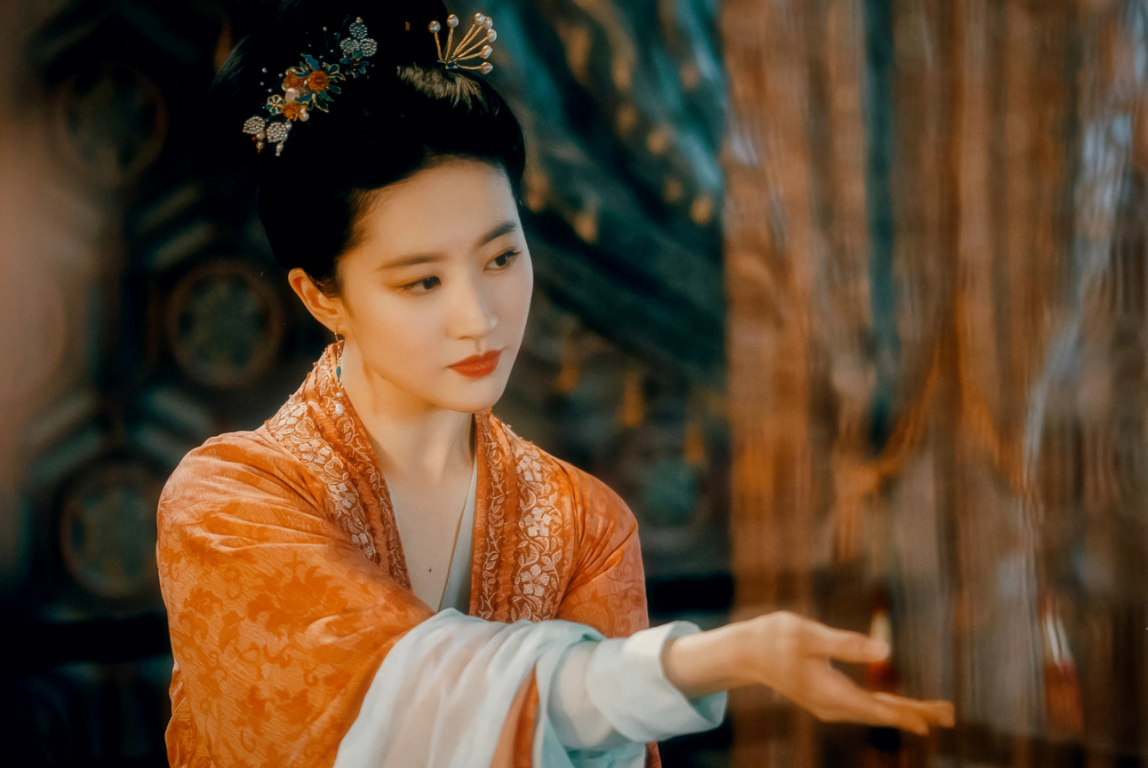 刘亦菲|梦华录：刘亦菲一场戏份下跪13次，陈晓摔下屋檐直言恐惧拍打戏