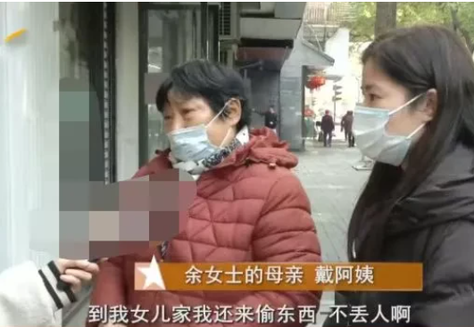 浙江,杭州。戴大妈买了排骨和肉沫装在同一个袋子里,结账时被认为是偷了肉