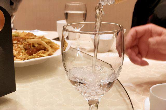 男子买到2箱假茅台索赔20万被拒,一审判决:假的不一定有害