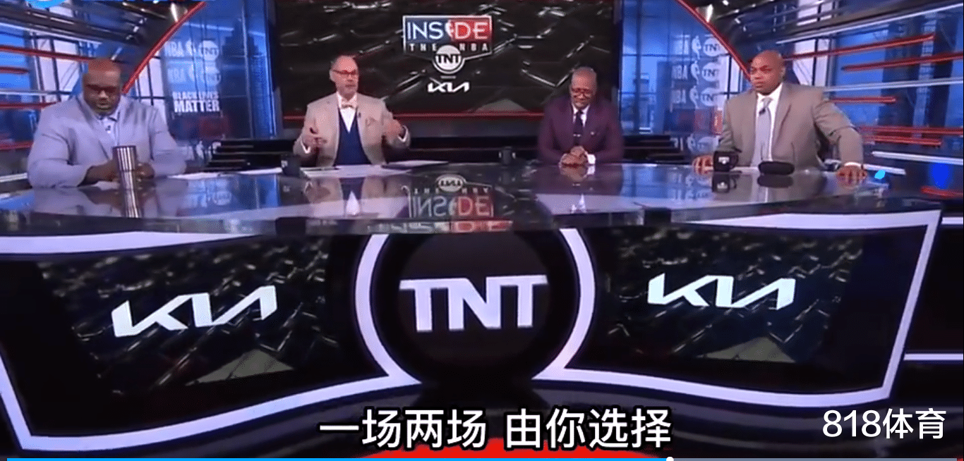 勒布朗·詹姆斯|不爱钓鱼! 詹皇自家豪宅陪岳父岳母打牌, 一边观看2场季后赛