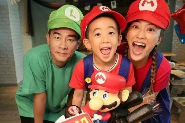 林志玲|陈小春二胎儿子长大了，装扮酷似小姑娘，网友调侃“儿女双全”