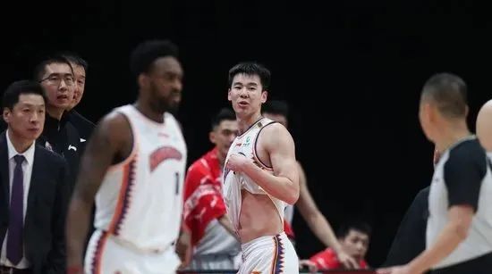 季后赛|服了！17分钟0出手！最菜的中国新星！以后别想打NBA