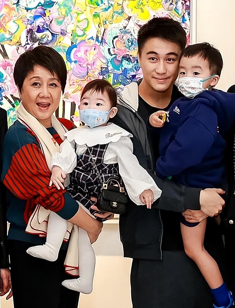 奚梦瑶|奚梦瑶携父母与婆婆聚会，双亲身材高挑气质好，女儿首曝光酷似奚梦瑶