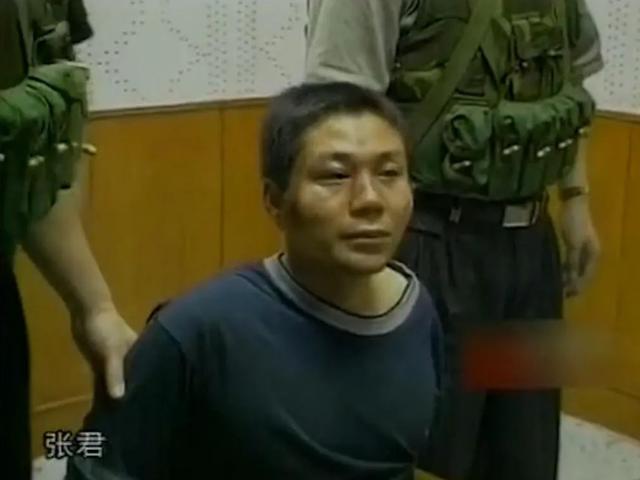 张君:杀害28人的悍匪,临刑前5分钟向法庭下跪,喊出3个字