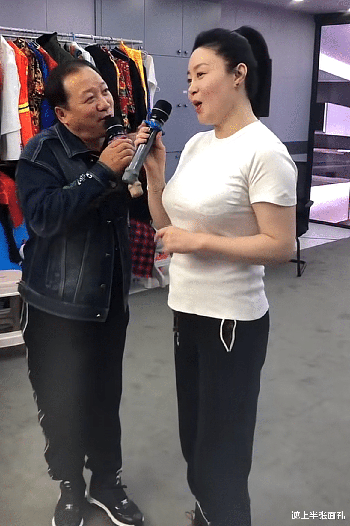 唐鉴军|唐鉴军和关婷娜合唱情歌，将头靠在女方肩膀上，动作亲密被指不妥