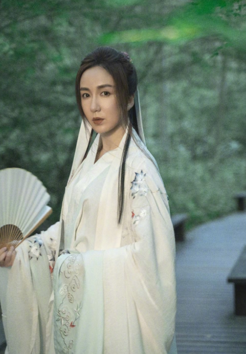 生图|18位女星红毯造型PK,一个比一个内卷,精修图就是漂亮,让人心动