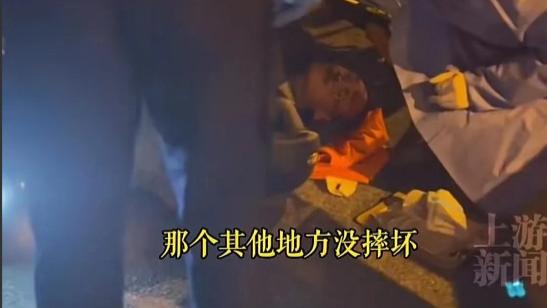 上海，男子看到大爷骑车摔倒在地，头破血流，担心大爷会出意外，但又怕被讹