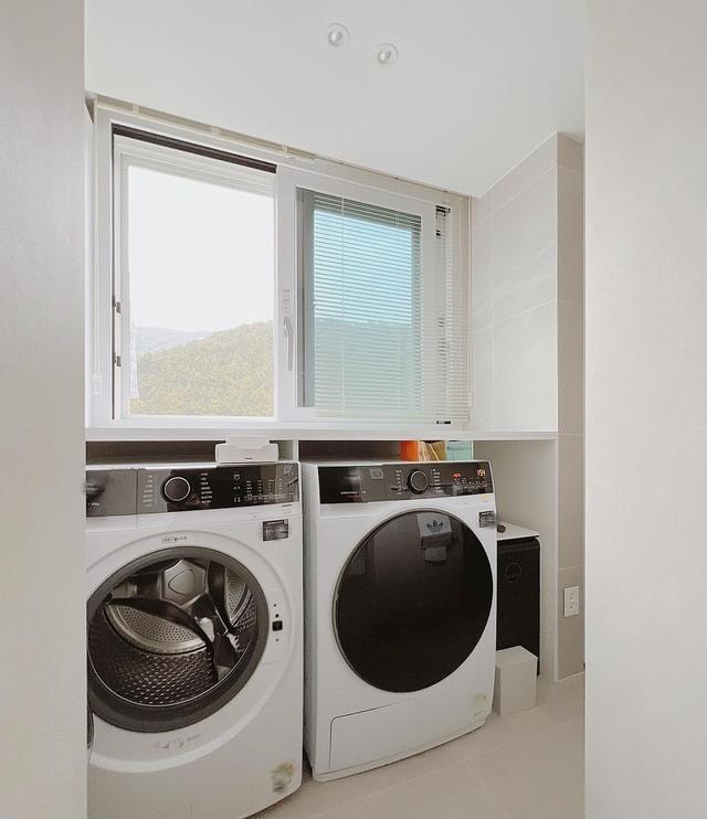 原来是真的,一人带俩娃,硬装设计简单些,家里会轻松显大不少!