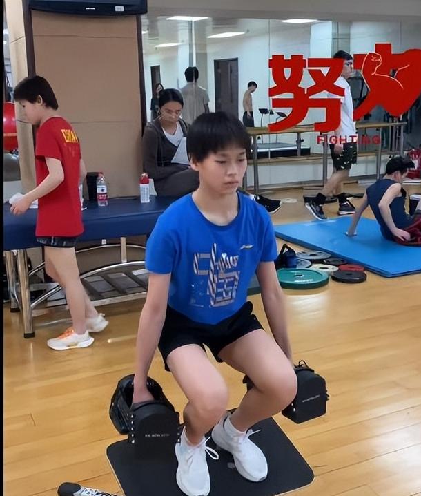 发型 全红婵晒苦练近照!如今15岁发育明显模样大变,锅盖头发型再抢镜