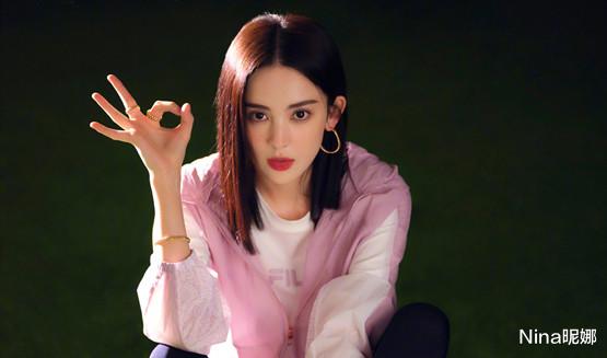 古力娜扎|古力娜扎这次下真功夫了！新剧穿黑西装独自撑伞变女王，形象变化大