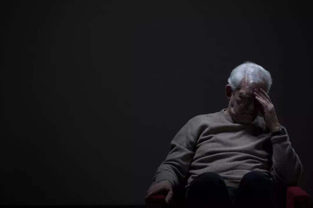 老伴让交退休金,大爷妻管严40年终于爆发:又不用养家,要钱干啥