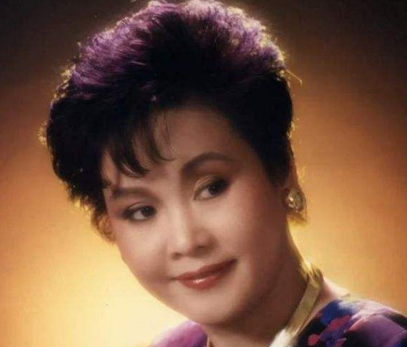 春晚|电话点歌,神仙打架,节目表演到一半去敲钟,曾经的春晚有多会玩