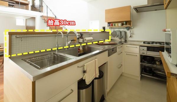 也就日本主妇能想到，岛台抬高30cm走一圈挂杆，厨房多2收纳地
